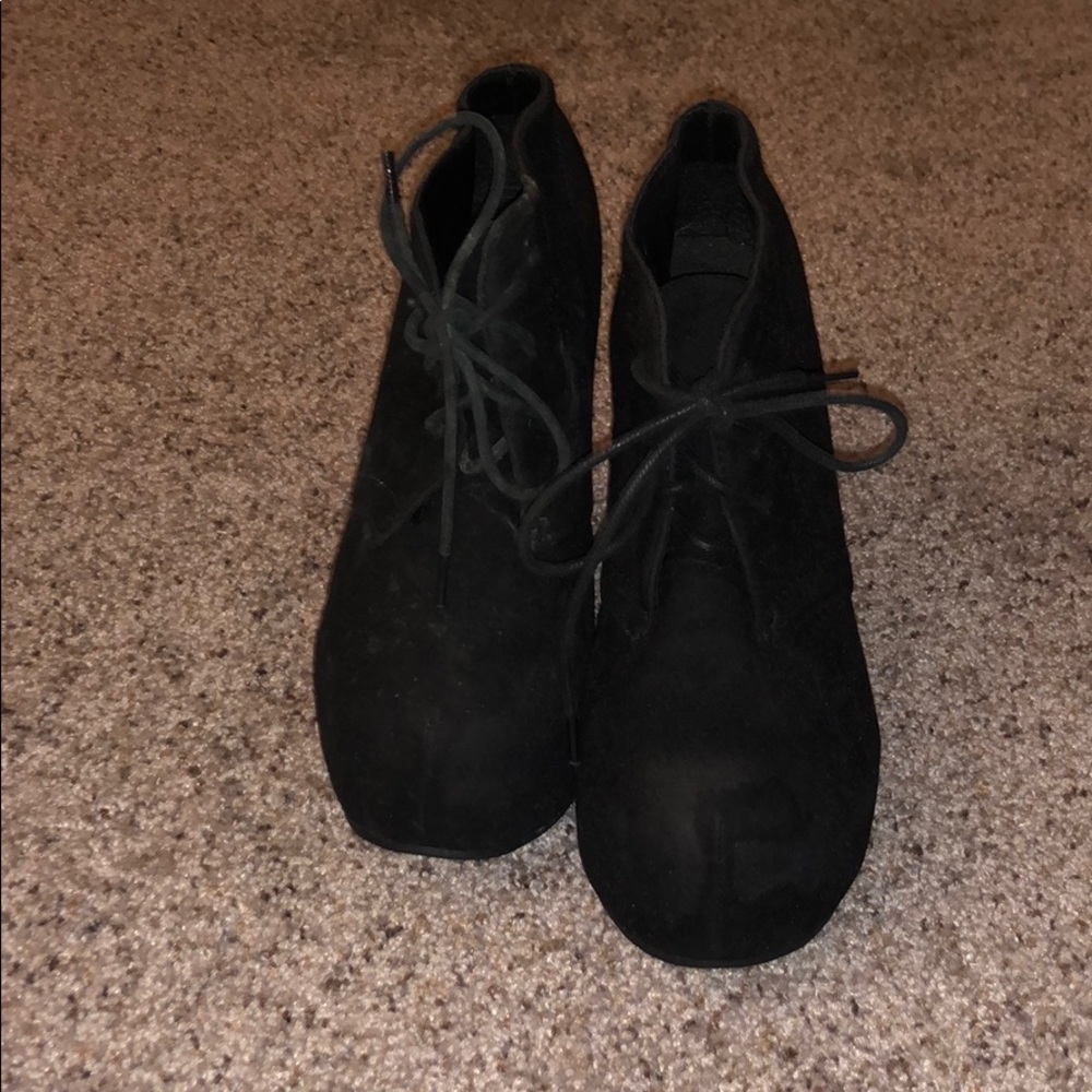 Black wedges